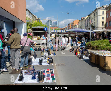 Les migrants africains afficher les produits contrefaits sur le premier plan à Brera, Milan, Lombardie, Italie street market Banque D'Images