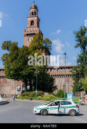 Voiture de police carabinieri devant château Sforzesco de Milan, Italie. La menace terroriste reste élevée Banque D'Images