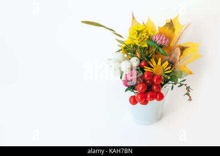 Belle composition de fleurs dans le coin sur fond blanc avec with copy space Banque D'Images
