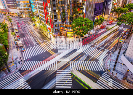Tokyo, Japon cityscape et crosstown traffic dans le quartier de Ginza.