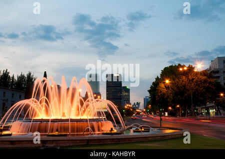 Fontaine et Paseo de la Castellana, vision de nuit. Madrid, Espagne. Banque D'Images