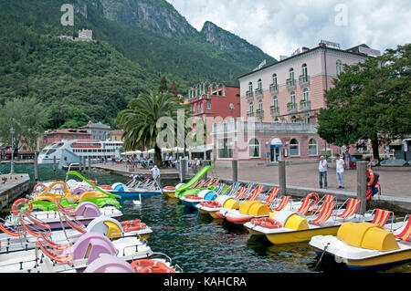 La ville au bord du lac de Riva del Garda, Italie Banque D'Images