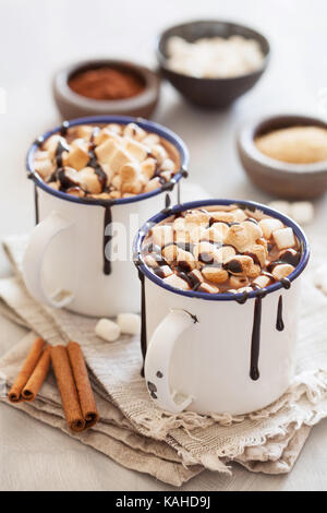 S'Mores du chocolat chaud à la cannelle boisson d'hiver mini guimauves Banque D'Images