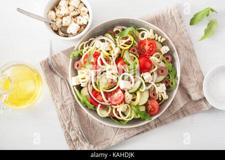Salade de courgette renforts spiralés avec style grecque feta tomate concombre olives Banque D'Images