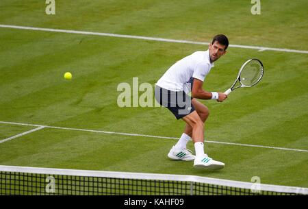 Novak Djokovic la Serbie joue un revers au cours de son match contre Vasek Pospisil du Canada sur la sixième journée des Aegon International, à Eastbourne, Devonshire Park. 28 Jun 2017 Banque D'Images