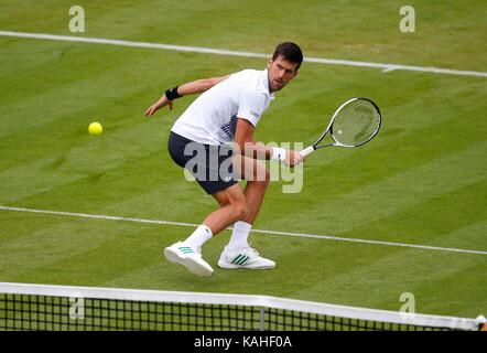 Novak Djokovic la Serbie joue un revers au cours de son match contre Vasek Pospisil du Canada sur la sixième journée des Aegon International, à Eastbourne, Devonshire Park. 28 Jun 2017 Banque D'Images