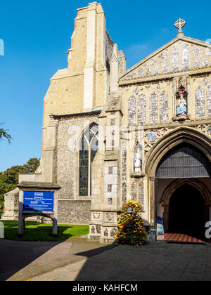 Le porche décoré orné de St Nicholas Church dans la ville de marché de North Walsham Norfolk, a été construit au 14ème siècle. Banque D'Images