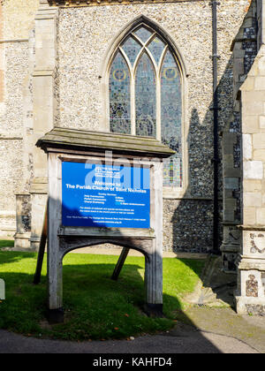 Le porche décoré orné de St Nicholas Church dans la ville de marché de North Walsham Norfolk, a été construit au 14ème siècle. Banque D'Images