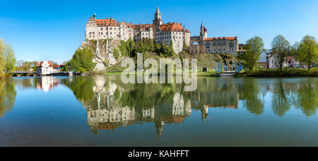 Château de Sigmaringen avec reflet dans le Danube, Sigmaringen, Bade-Wurtemberg, Allemagne Banque D'Images