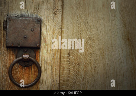 Détail de l'ancienne clé Hasp métallique sur porte en bois de chêne Banque D'Images