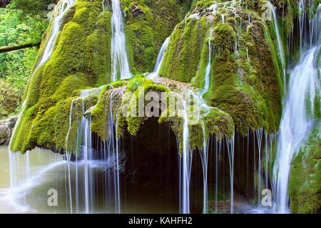 Détail de débit sur belle cascade, cascade bigar, Roumanie Banque D'Images