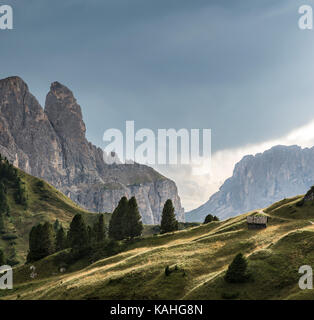 Val Gardena pass, Passo Gardena, 2121m, à l'arrière de l'murfreitspitze wesselyturm et parc, Parc Naturel Puez Geisler, les dolomites Banque D'Images