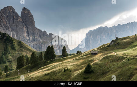 Val Gardena pass, Passo Gardena, 2121m, à l'arrière de l'murfreitspitze wesselyturm et parc, Parc Naturel Puez Geisler, les dolomites Banque D'Images