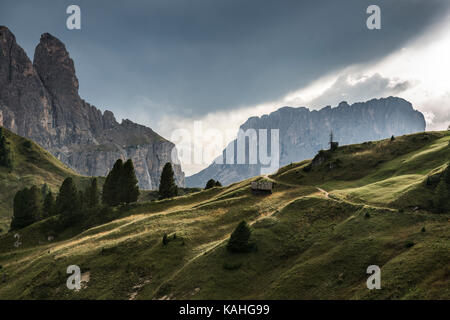 Val Gardena pass, Passo Gardena, 2121m, à l'arrière de l'murfreitspitze wesselyturm et parc, Parc Naturel Puez Geisler, les dolomites Banque D'Images