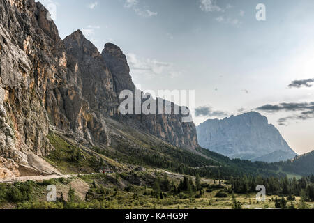 Rue au Passo Gardena Gardena, en passant, 2121m, à gauche du groupe sella avec murfreitspitze, Parc Naturel Puez Geisler, parc des dolomites Banque D'Images