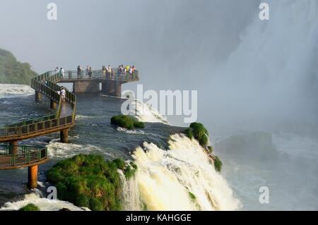 Touristes sur une plate-forme d'observation, chutes d'Iguazu, Foz do Iguaçu, Parc National d'Iguazú, Paraná, Brésil Banque D'Images