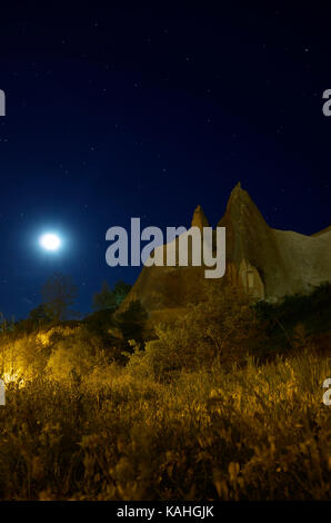 Les cheminées de fées, des formations de roche de grès érodées à Göreme la nuit. La Cappadoce. L'Anatolie centrale. La Turquie Banque D'Images