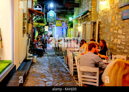Skiathos, Grèce, le 13 septembre 2017. nuit la vie sur les rues de la ville de Skiathos avec des pubs et un restaurant sur l'Ile de Skiathos, en Grèce. Banque D'Images