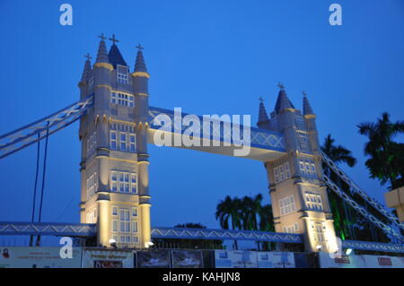 Dévot de masse visiter sontosh sarbojanin carrés mitra durga puja pandal ,cette année theam de Londres à Kolkata, Inde. Banque D'Images