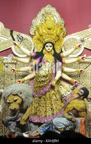 La déesse Durga porte 22kg concepteur d'or d'une valeur de rs 6,5 milliards de sari à Kolkata ce pandal Banque D'Images