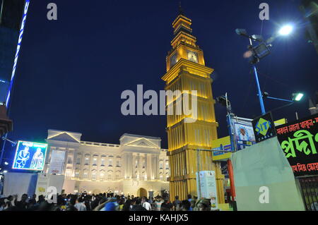 Dévot de masse visiter sontosh sarbojanin carrés mitra durga puja pandal ,cette année theam de Londres à Kolkata, Inde. Banque D'Images