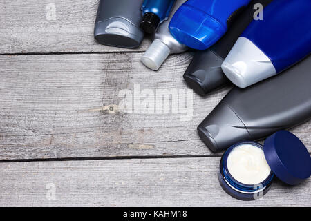 Les cosmétiques pour hommes. fond divers produits cosmétiques pour hommes sur de vieilles planches en bois. copy space Banque D'Images