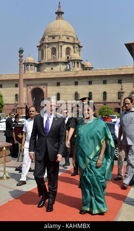 (170926) -- New Delhi, sept. 26, 2017 (Xinhua) -- le ministre de la défense indien nirmala sitharaman avant (r) se félicite secrétaire américain à la défense, jame mattis (avant l) à l'extérieur du ministère de la défense indien à son arrivée à New Delhi, capitale de l'Inde, le 26 septembre 2017. mattis est arrivé à New Delhi sur une visite de deux jours en Inde, ont déclaré mardi. (Xinhua/Partha Sarkar)(swt) Banque D'Images