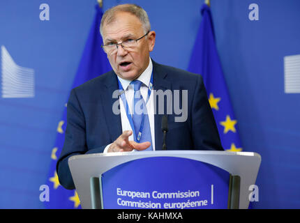 Bruxelles, Belgique. 26 sep, 2017. Commissaire européen pour la santé et de la sécurité alimentaire Vytenis Andriukaitis parle au cours d'une conférence de presse après une réunion spéciale pour discuter du fipronil crise à la commission de l'UE à Bruxelles, Belgique, sept. 26, 2017. Un grand nombre d'œufs provenant d'Allemagne et la Belgique ont été trouvés contenant des pesticides toxiques le fipronil en août 2017. crédit : ye pingfan/Xinhua/Alamy live news Banque D'Images