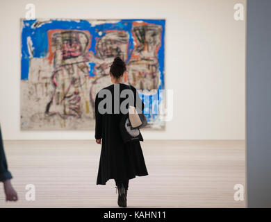 Saatchi Gallery, Londres, Royaume-Uni. Vendredi 26 septembre 2017. Saatchi Gallery's show automne iconoclastes : l'art de l'intégration s'ouvre le 27 septembre 2017, exactement 20 ans après l'époque de Charles Saatchi définition sensation d'exposition qui a ouvert ses portes le 18 septembre 1997, le lancement de la carrière de Tracey Emin et Damien Hirst. iconoclastes explore le travail des révolutionnaires 13 artistes britanniques et internationaux dont l'image de décisions pratique est peu orthodoxes. photo : galerie visiteur en face de daniel équipages-Chubb, rituels (bleu et cuivre), 2016. crédit : Malcolm park/Alamy live news. Banque D'Images