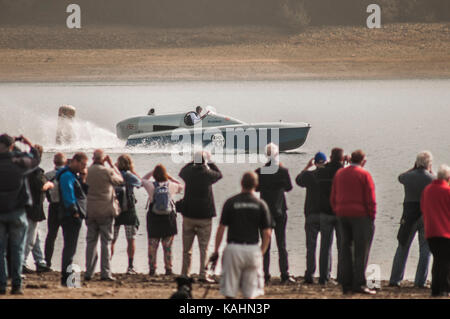 Bewl Water, Lamberhurst, Kent, Royaume-Uni. 26 septembre 2017. Le Bluebird K3 de 1937 de Sir Malcolm Campbell reprend l'eau pour être testé après une grande restauration par une petite équipe mais dédiée à Filching Manor, Polegate, Sussex. Bewl étant local et la plus grande raque d'eau en se. Pas encore de pleine puissance fonctionne mais piloté par le propriétaire Karl Foulkes Halbard le moteur a sonné doux à mi-régime sur l'eau misteuse. Banque D'Images