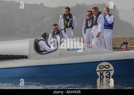 Bewl Water, Lamberhurst, Kent, Royaume-Uni. 26 septembre 2017. Le Bluebird K3 de 1937 de Sir Malcolm Campbell reprend l'eau pour être testé après une grande restauration par une petite équipe mais dédiée à Filching Manor, Polegate, Sussex. Bewl étant local et la plus grande raque d'eau en se. Aucune pleine puissance ne fonctionne encore, mais le moteur a l'air doux à mi-régime sur l'eau misteuse. Banque D'Images