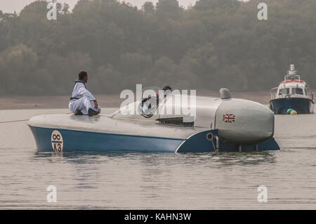 Bewl Water, Lamberhurst, Kent, Royaume-Uni. 26 septembre 2017. Le Bluebird K3 de 1937 de Sir Malcolm Campbell reprend l'eau pour être testé après une grande restauration par une petite équipe mais dédiée à Filching Manor, Polegate, Sussex. Bewl étant local et la plus grande raque d'eau en se. Pas encore de pleine puissance fonctionne mais piloté par le propriétaire Karl Foulkes Halbard le moteur a sonné doux à mi-régime sur l'eau misteuse. Banque D'Images