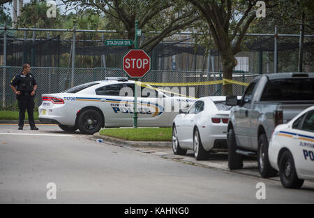 West Palm Beach, Floride, USA. 26 Sep, 2017. Un agent de police de Jupiter est visible à l'angle de l'Corbison Point Place et Stadium Drive à Jupiter les quartier Abacoa mardi, 26 Septembre, 2017. Un homme et une femme ont été prises à l'hôpital après un coup de poignard s'est produit à une chambre le Corbison tôt mardi. Credit : Andres Leiva/Le Palm Beach Post/ZUMA/Alamy Fil Live News Banque D'Images