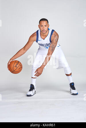 Sept 25, 2017 : Dallas Mavericks guard Devin Harris # 34 pose au cours de la Journée des médias des Dallas Mavericks a tenu à l'American Airlines Center à Dallas, TX Banque D'Images