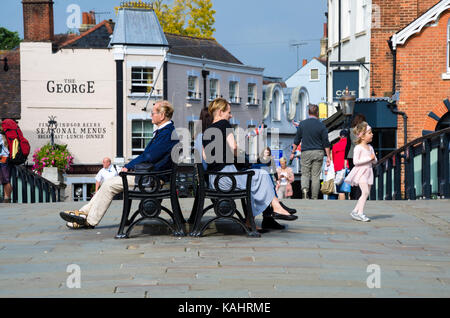 Les gens s'asseoir et se détendre sur des bancs sur le Pont de Windsor sur la Tamise entre Windsor et Eton Banque D'Images