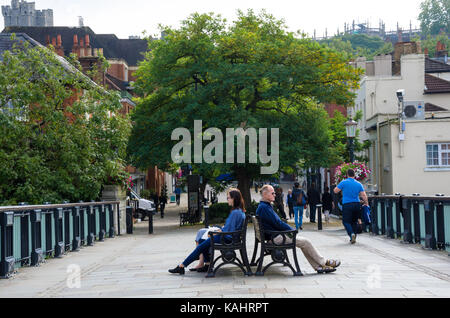 Les gens s'asseoir et se détendre sur des bancs sur le Pont de Windsor sur la Tamise entre Windsor et Eton Banque D'Images