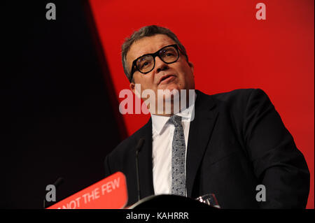 Brighton, UK. 26 sep, 2017. Tom Watson, leader adjoint du parti du travail prononce son discours du leader adjoint à la session de l'après-midi du troisième jour de la conférence annuelle du parti travailliste du Brighton Centre. Cette conférence est la suite de l'élection générale de juin 2017, lorsque, sous la direction de Jeremy Corbyn, le parti du travail a réduit la majorité du parti conservateur au Parlement résultant en un blocage du parlement. crédit : Kevin Hayes/Alamy live news Banque D'Images