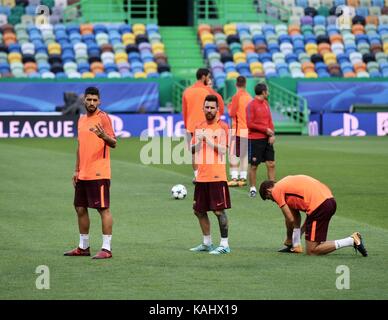 Lisbonne, Portugal. 26 septembre 2017. Lionel Messi et Luis Suarez, joueur de Barcelone, lors de l'entraînement au stade Alvalade à Lisbonne à la veille du conflit sportif de Lisbonne avec la scène du groupe de l'UEFA Champions League 2017-18e. Crédit: Brésil Photo Press/Alay Live News Banque D'Images