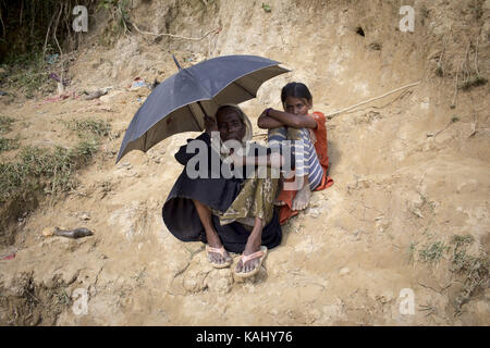 Septembre 26, 2017 - septembre 25, 2017 Cox's bazar, Bangladesh - un réfugié rohingya femme viennent de prendre relief à balukhali à Cox's bazar. D'après l'ONU plus de 4, 36 000 réfugiés Rohingyas ont fui le Myanmar de la violence au cours d'un mois, la plupart en tentant de traverser la frontière et rejoindre le Bangladesh. organisations internationales ont fait état d'allégations de violations des droits de l'homme et les exécutions sommaires perpétrées par l'armée du Myanmar. crédit : k m asad/zuma/Alamy fil live news Banque D'Images