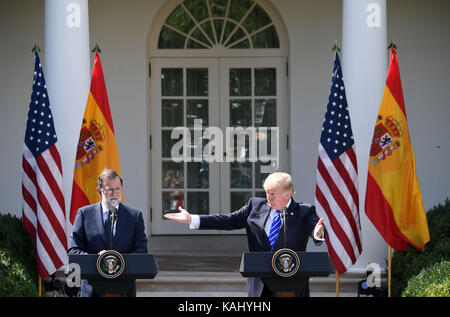 Washington, USA. 26 sep, 2017. Le président américain Donald Trump (r) participe à une conférence de presse conjointe avec les visites du premier ministre espagnol Mariano Rajoy à la Maison Blanche à Washington, DC, États-Unis, sur sept. 26, 2017. crédit : yin bogu/Xinhua/Alamy live news Banque D'Images