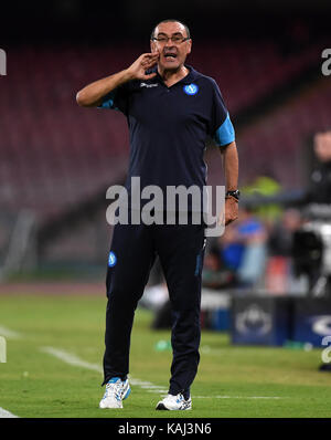 Naples, Italie. 26 sep, 2017. l'entraîneur-chef napoli maurizio sarri gestes au cours de l'Uefa Champion's League groupe f match de football contre Feyenoord à Naples, Italie, sept. 26, 2017. napoli a gagné 3-1. crédit : Alberto lingria/Xinhua/Alamy live news Banque D'Images