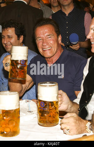 Les acteurs Arnold Schwarzenegger célèbrent avec la bière de masse dans le Schützenzelt Festzelt lors de la 184e Oktoberfest sur Theresienwiese le mardi 26 septembre 2017 à Munich | Verwendung weltweit Banque D'Images