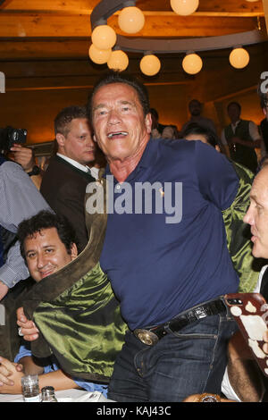 Les acteurs Arnold Schwarzenegger célèbrent avec la bière de masse dans le Schützenzelt Festzelt lors de la 184e Oktoberfest sur Theresienwiese le mardi 26 septembre 2017 à Munich | Verwendung weltweit Banque D'Images