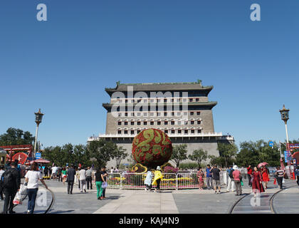 De Pékin, Pékin, Chine. 27 sep, 2017. Beijing, Chine 27 septembre 2017 : (usage éditorial seulement. la Chine).parterres sont installés sur la rue Qianmen pour la prochaine journée nationale de Beijing, Chine. crédit : l'Asie sipa/zuma/Alamy fil live news Banque D'Images