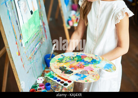 Petite fille dans la classe d'Art Banque D'Images