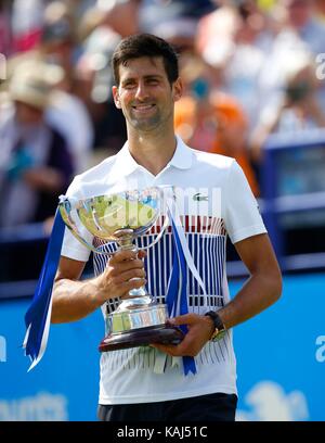 Novak Djokovic la Serbie de Gael Monfils v de la France au cours de la mens finale de l'Aegon International au Devonshire Park, Eastbourne. 01 juil 2017 Banque D'Images