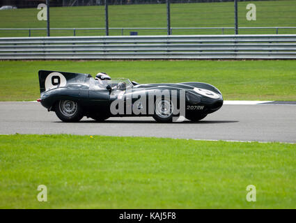 Un beau vert 1955,jaguar d-type, en compétition dans le rac woodcote trophy pour le pré '56 voitures de sport, à la 2017 silverstone classic Banque D'Images