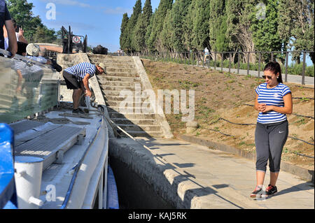 Passage d'un verrou de fonserannes sur le canal du midi près de Béziers par un navire de croisière Banque D'Images