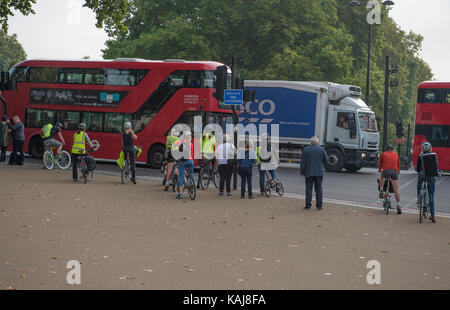Les cyclistes et les piétons à file d'duc de Wellington place crossing en constitution hill, London, UK Banque D'Images
