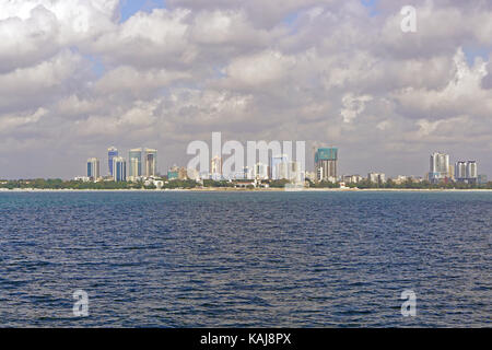 Dar es Salaam, Tanzanie - Juillet 16, 2017 : Dar es-Salaam cityscape panorama à partir de la mer, en Tanzanie. Banque D'Images